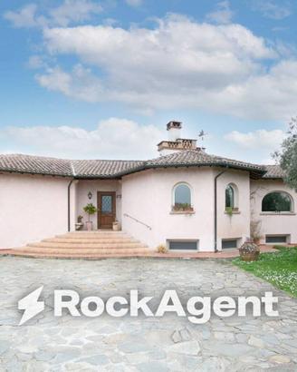 Villa di 340 m² con più di 5 locali e box auto a C