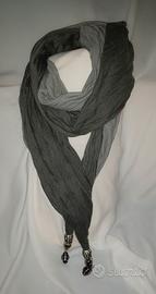 Sciarpa con dettagli gioiello