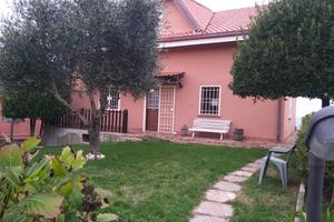 Camera in contesto villino