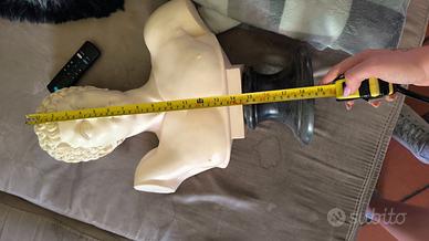 Busto classico in marmo con base nera