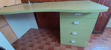 scrivania in legno verde