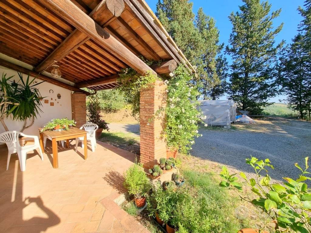 Rustico / Casale di 420 m² con più di 5 locali a E - Vista 4