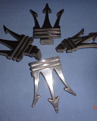 Maserati stemma tridente anteriore