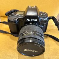 Nikon F90X con obiettivo e flash