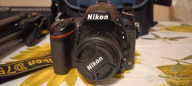 Nikon D750 con obiettivo e accessori 