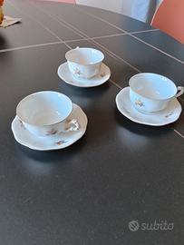 quattro tazzine da caffè con quattro piattini