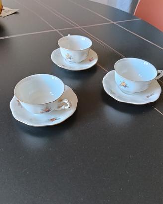 quattro tazzine da caffè con quattro piattini