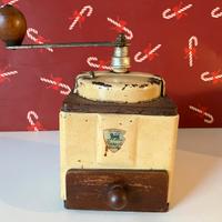 Vecchio Macinino per caffe’ Peugeot