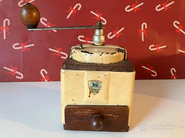 Vecchio Macinino per caffe’ Peugeot