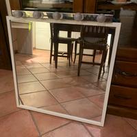 Specchio bianco quadrato con luci