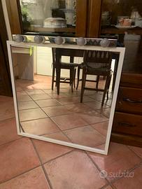 Specchio bianco quadrato con luci