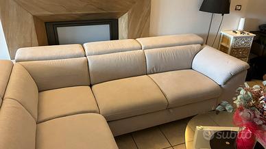 Divano angolare COMPLETAMENTE NUOVO