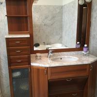 Bagno elegante in noce con vasca idromassaggio