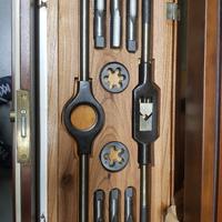 filiera a pollici in elegante cassa in legno