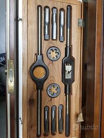 filiera a pollici in elegante cassa in legno