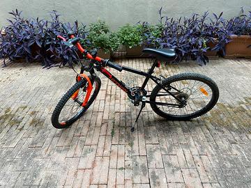 Bici Mountain Bike B-Twin rossa 24 pollici