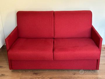 Divano-letto rosso a due posti