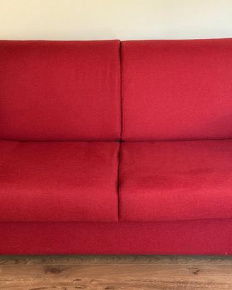 Divano-letto rosso a due posti
