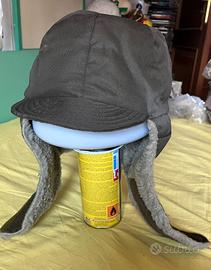 Cappello di lana con paraorecchie