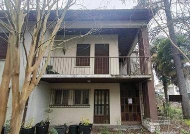 Immobile in asta di 339 m² con 5 locali e box auto