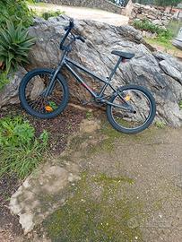 bmx con pedivelle didietro 