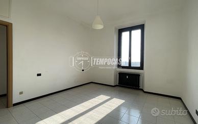 TRE LOCALI LUMINOSO PIANO ALTO