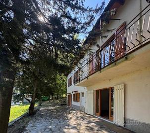 Villa di 200 m² con più di 5 locali e box auto a B