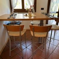 Tavolo colazione americana alto con sgabelli