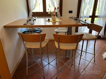 Tavolo colazione americana alto con sgabelli