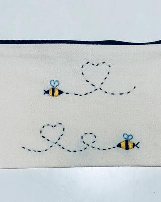 Pochette ricamo api e cuori Nuova