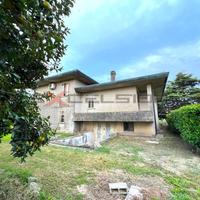CAVARZERE - VILLA SINGOLA CON TERRENO AGRICOLO