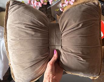 Cuscino decorativo a fiocco in velluto beige