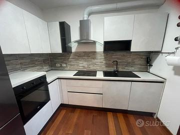 Cucina ad angolo moderna - completa ottime condiz.