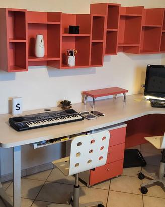 Scrivania Design con mensole e cassettiera