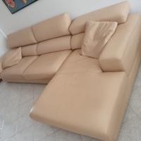 Divano in pelle con chaise longue