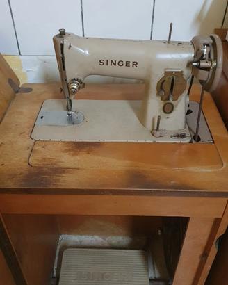 Macchina da cucire vintage Singer anni 50/60