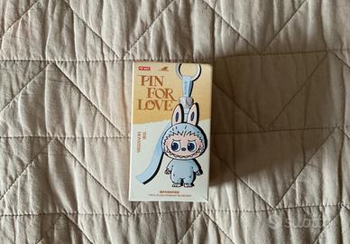 Labubu pin for love il portachiave