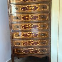 Cassettiera in legno intarsiato