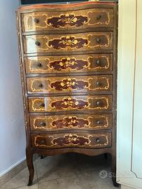 Cassettiera in legno intarsiato