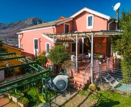 SEMINDIPENDENTE con Giardino e Garages