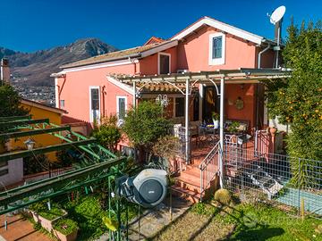 SEMINDIPENDENTE con Giardino e Garages