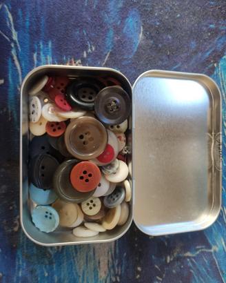 Bottoni in scatoletta 