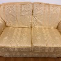 Elegante divano a due posti in stile classico con