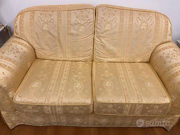 Elegante divano a due posti in stile classico con
