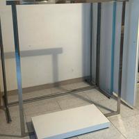 Stender in metallo con base in legno