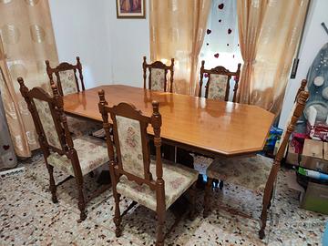 Tavolo in legno con 6 sedie