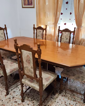 Tavolo in legno con 6 sedie