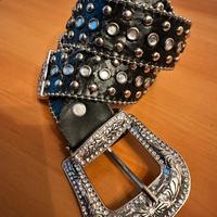 Cintura in ecopelle con borchie e strass