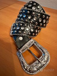 Cintura in ecopelle con borchie e strass