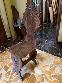 Sedia antica in legno massello intagliato